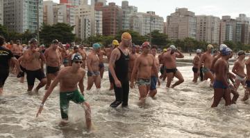 atletas na beira do mar iniciando competição. #paratodosverem