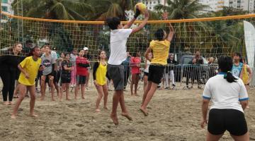 Jovens de projeto social da Zona Noroeste de Santos levam alegria e esporte para o Quebra-Mar