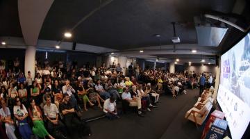 pessoas acompanham a palestra #paratodosverem