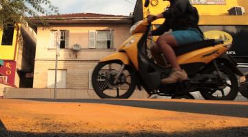 Homem de moto passa por cima de lombada - #paratodosverem