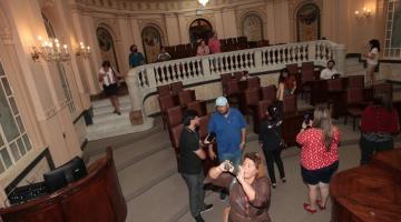 pessoas visitando e fotografando o Paço Municipal #paratodosverem 