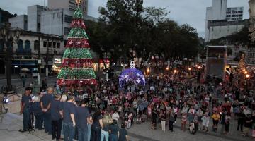 multidão acompanha coral na praça #paratodosverem 