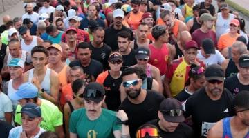 Concentração para a largada de corrida. #Paratodosverem