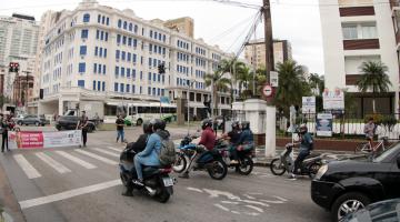 mulheres seguram faixa com dizeres sobre doação de sangue. #paratodosverem