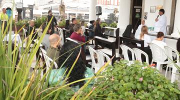fiéis acompanham missa em homenagem às mães #paratodosverem