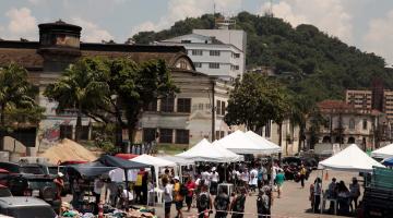 rua com varias tendas armadas e pessoas transitando #paratodosverem