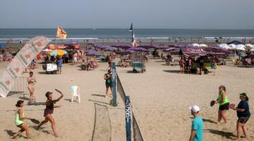 pessoas jogando beach tennis #paratodosverem