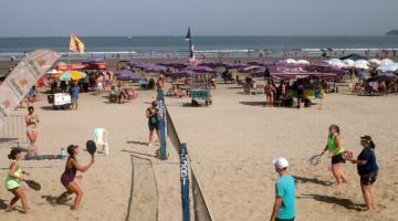 pessoas jogando beach tennis #paratodosverem