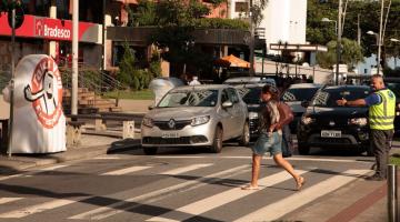 agente estende a mão para mulher atravessar #paratodosverem