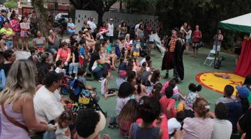 público assiste apresentaçao de circo #paratodosverem