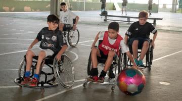 meninos jogam basquete sobre rodas #pracegover 