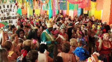 Baile reúne cerca de 900 idosos para brincar o carnaval. Confira galeria de imagens e vídeo