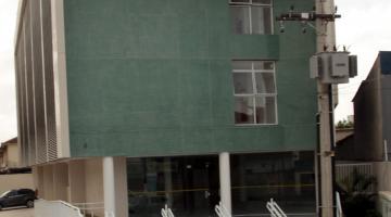 A fachada do novo ambulatório, com escadaria e rampa de acesso na frente. No alto do prédio se lê Fundação Lusíada. #Pracegover