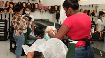 uma pessoa arrumando o cabelo de outra pessoa #paratodosverem