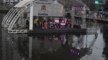 banda toca em palco na lagoa #paratodosverem