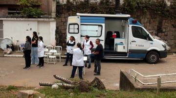 van do consultório na rua com equipe na via. #paratodosverem