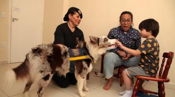 Cães da Guarda Civil Municipal de Santos ajudam no tratamento de pessoas com TEA