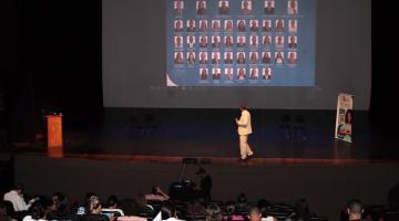 pessoas acompanhando palestra no auditório #paratodosverem 