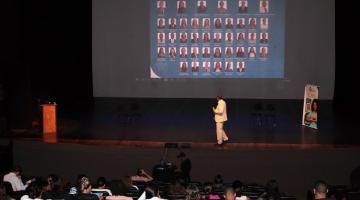 pessoas acompanhando palestra no auditório #paratodosverem 