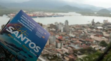 panfleto com paisagem ao fundo #paratodosverem