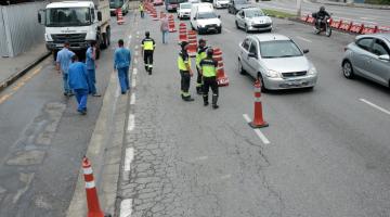avenida com obras ao lado esquerdo e cet monitorando a via com cones. #paratodosverem 