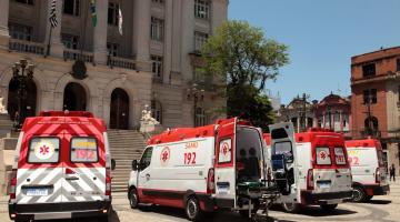 ambulâncias novas na frente da prefeitura #paratodosverem 