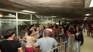 fila de pessoas para comprar ingressos. #paratodosverem 