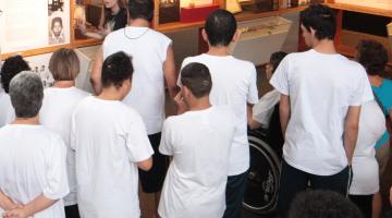 Pessoas com deficiência participam de passeio cultural no Centro