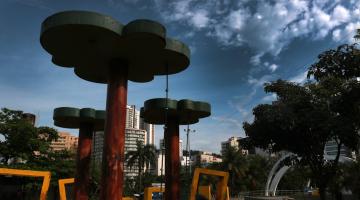 berinquedos no novo quebra-mar e o céuu azul com nuvens. #paratodosverem