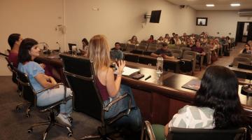 palestrante falando com público #paratodosverem