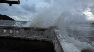 Santos tem previsão de chuva e alerta para ressaca neste final de semana