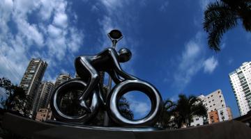 Em fase final de revitalização, praça de Santos ganha monumentos em homenagem a ciclistas e motociclistas