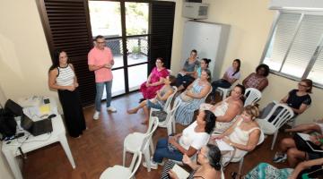 pessoas acompanhando palestra no auditório #paratodosverem 