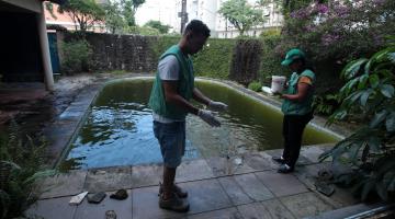 agentes colocam peixes em piscina #paratodosverem 