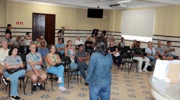 voluntários no auditório ouvindo a palestra #paratodosverem 