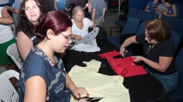 mulheres costuram na oficina #paratodosverem