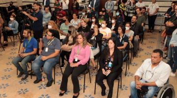 pessoas sentadas em uma sala #paratodosverem