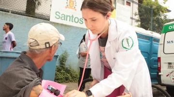 médica tira a pressão de homem #paratodosverem