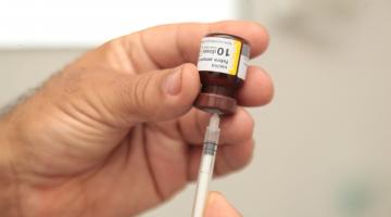 Vacinação contra a febre amarela está disponível nas policlínicas