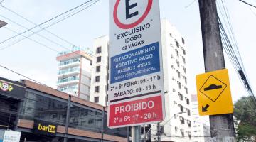 Credencial de estacionamento para idosos pode ser feita pela internet em Santos 