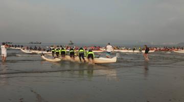 canoistas entram na agua #paratodosverem