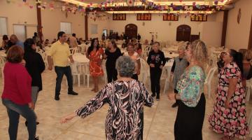 idosos dançando em círculo #paratodosverem 