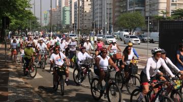 ciclistas reunidos saindo do Quebra-Mar no José Menino #paratodosverem