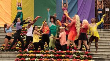 Praça Mauá, em Santos, tem "esquenta"animado e colorido antes da abertura da Semana da Diversidade