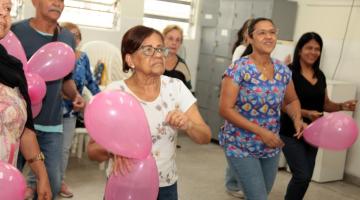 No ritmo do passinho, usuários de policlínica de Santos chamam atenção para o Outubro Rosa