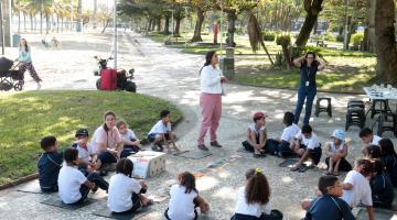 Alunos em projeto na Praia do Boqueirão. #Paratodosverem