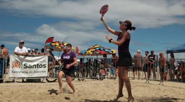 mulheres jogando beach tennis #paratodosverem