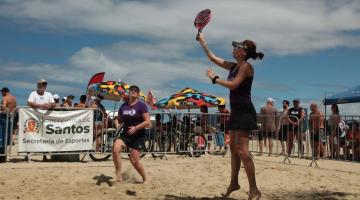 mulheres jogando beach tennis #paratodosverem