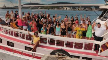 mulheres posam para foto embarcadas em escuna. #paratodosverem