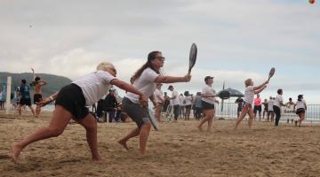 pessoas jogando beach tennis #paratodosverem